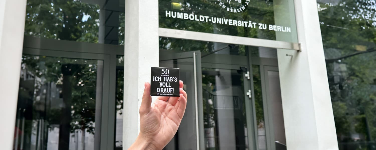 Ein 5,0 Original Werbekondom von Spondoms an der Humboldt-Universität in Berlin